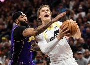 LOL赛事-爵士鏖战湖人，浓眉哥刷新纪录