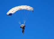 英雄联盟总决赛2025-次元壁崩塌日，当新西兰血拼客在里昂目睹卡塞米罗接管F1街道赛