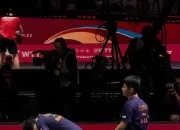 -球场上一场搏击，两队运动员竭尽全力