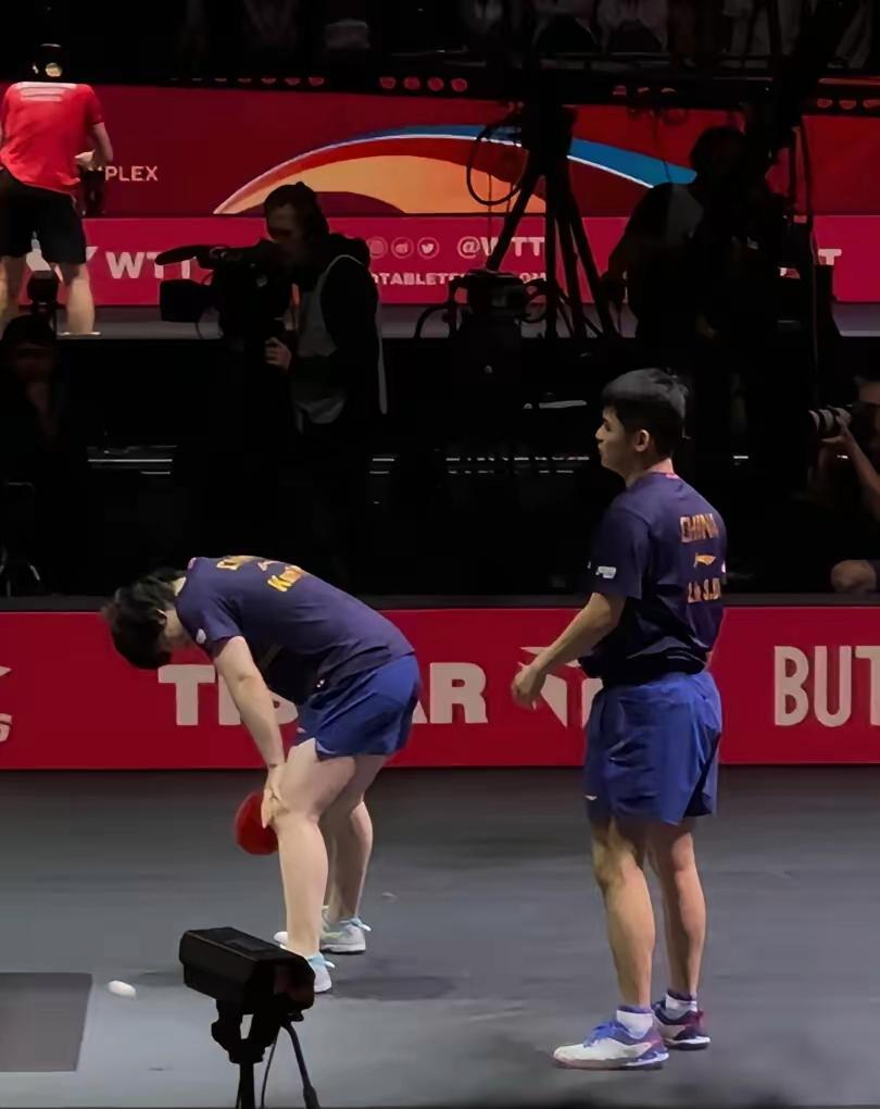 球场上一场搏击,两队运动员竭尽全力 球场上一场搏击,两队运动员竭尽全力