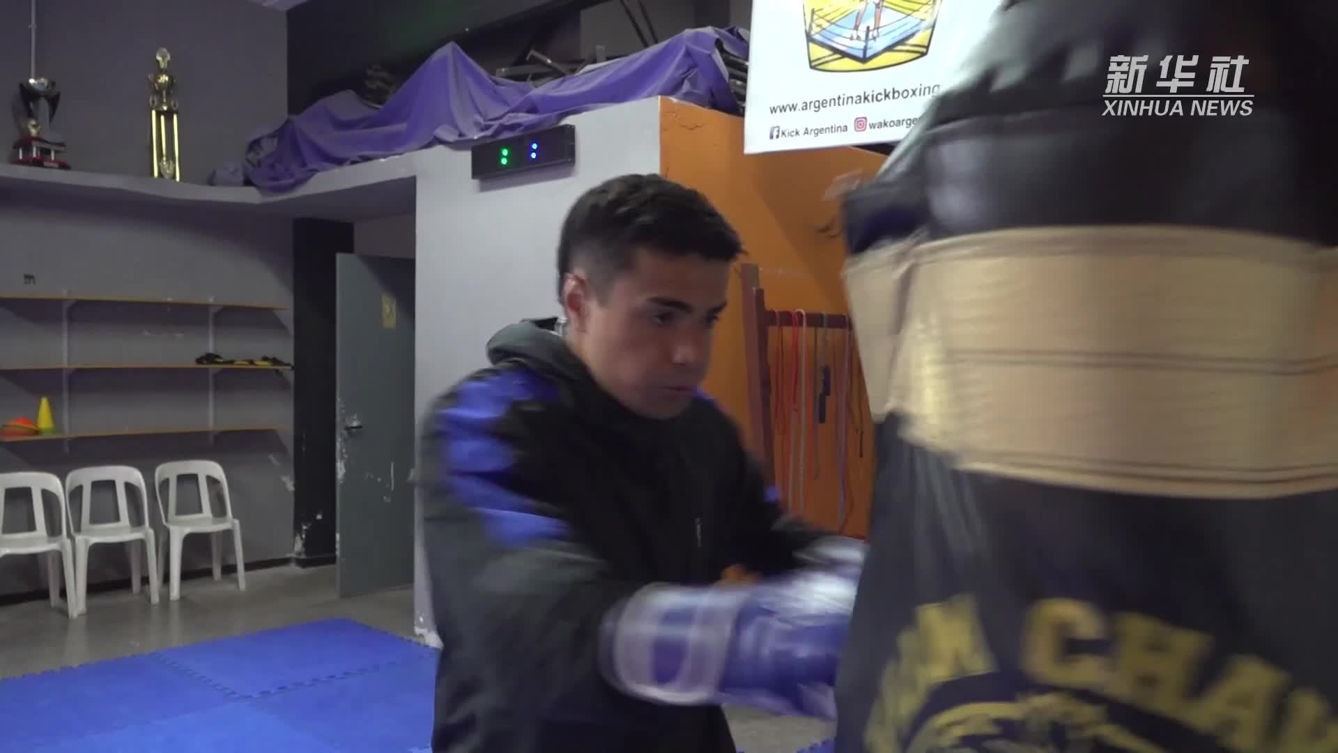 球场上一场搏击,两队运动员竭尽全力 球场上一场搏击,两队运动员竭尽全力