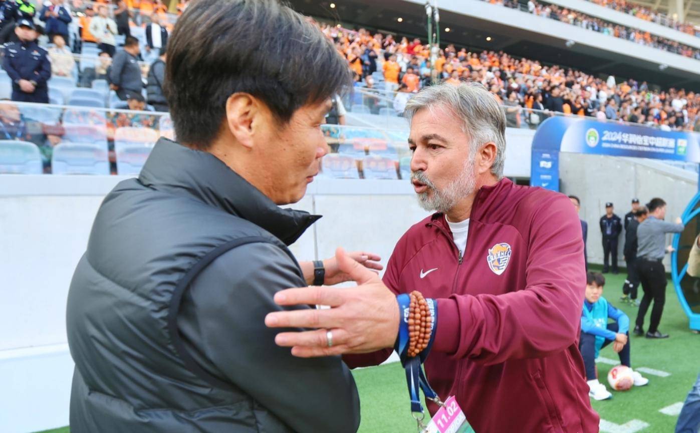 新教练入主球队,注入新的战术战略 新教练入主球队,注入新的战术战略