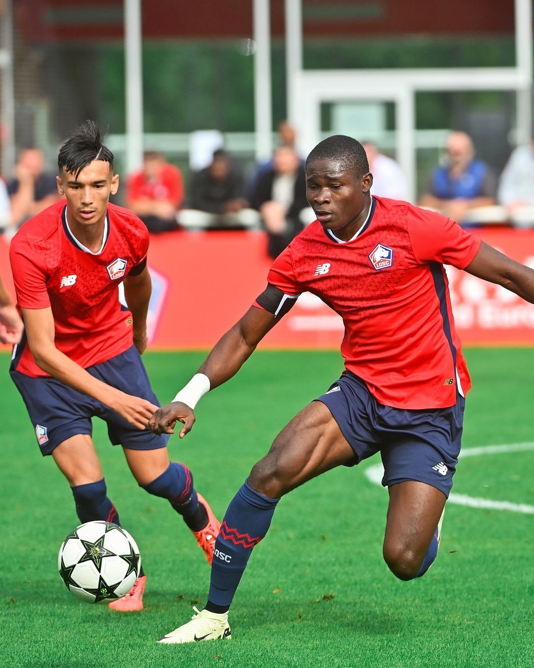 里尔在主场击败对手,继续保持不败 里尔在主场击败对手,继续保持不败