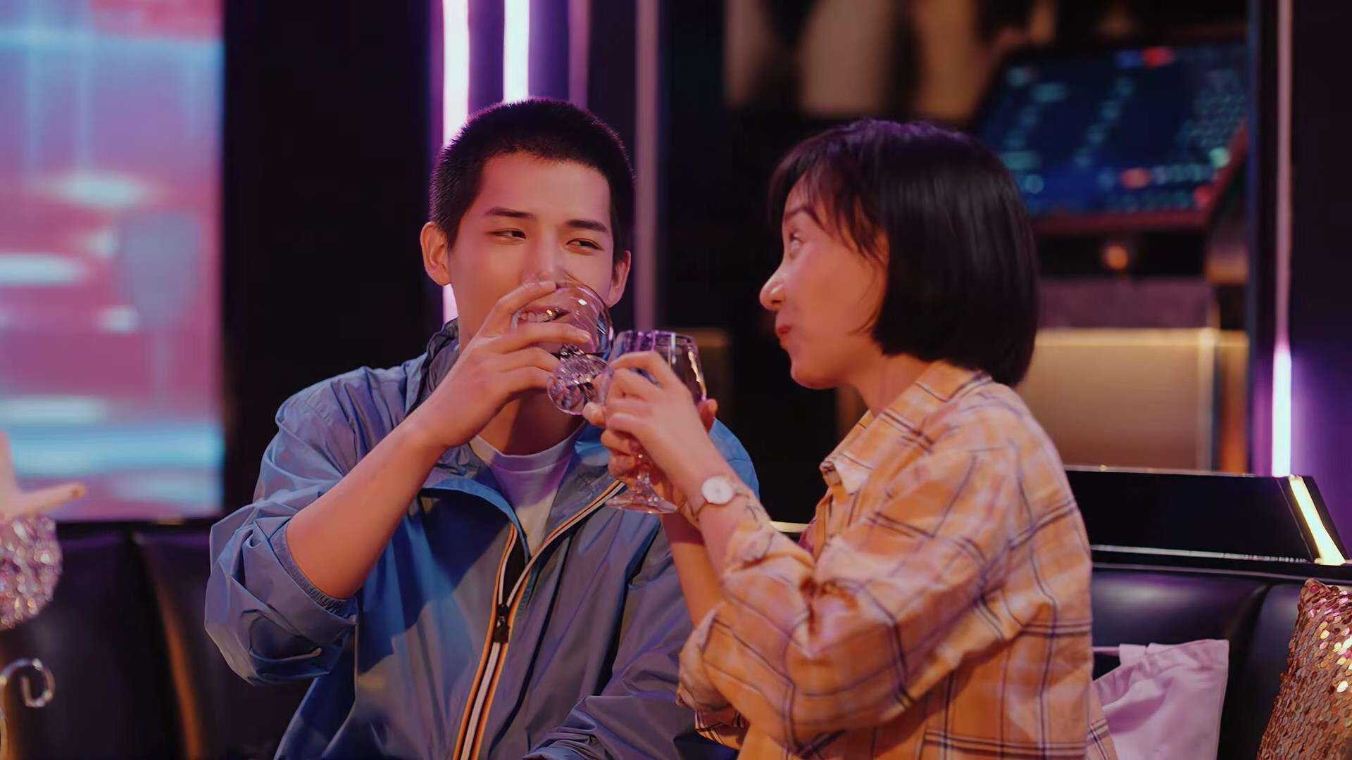 篮球双星闪耀夜，76人淘汰公牛晋级，乔治欧冠半决赛独揽风云