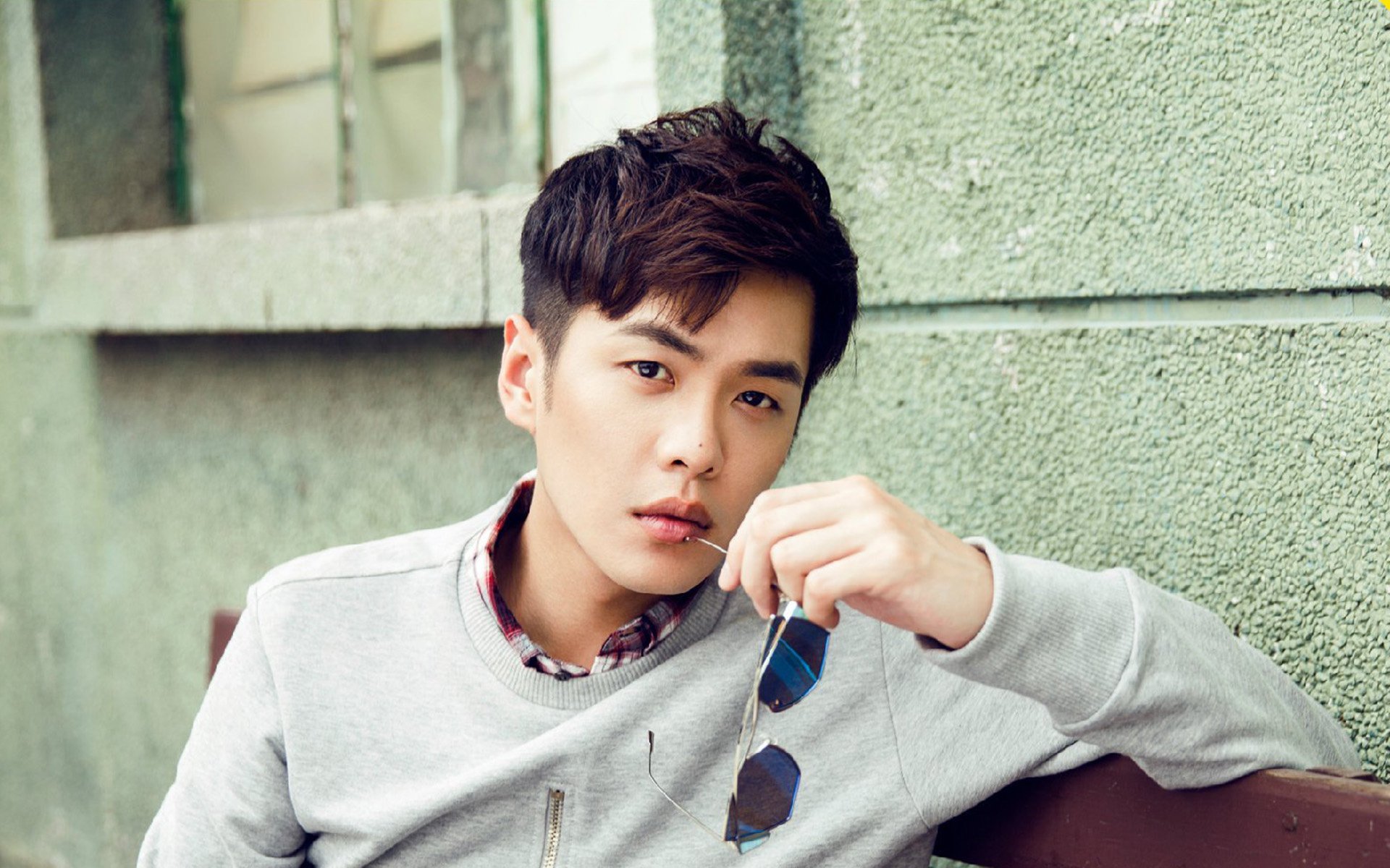 欧冠淘汰赛焦点战,里昂主场险胜中国新军,惊险晋级八强