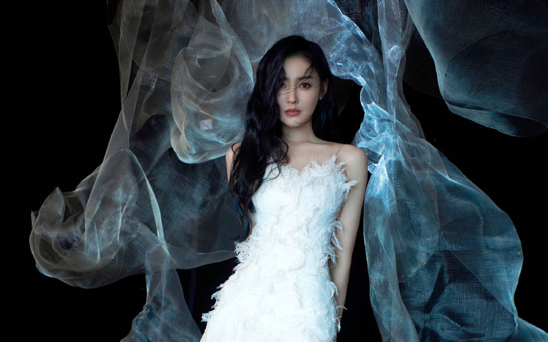 看到你的关键词组合，我脑海中立刻浮现出一幅奇妙的图景—看似毫不相关的两个事件，却因争冠与血拼的核心精神而产生了奇妙的共鸣。这恰恰是体育最迷人的地方，不同的战场，同样的热血