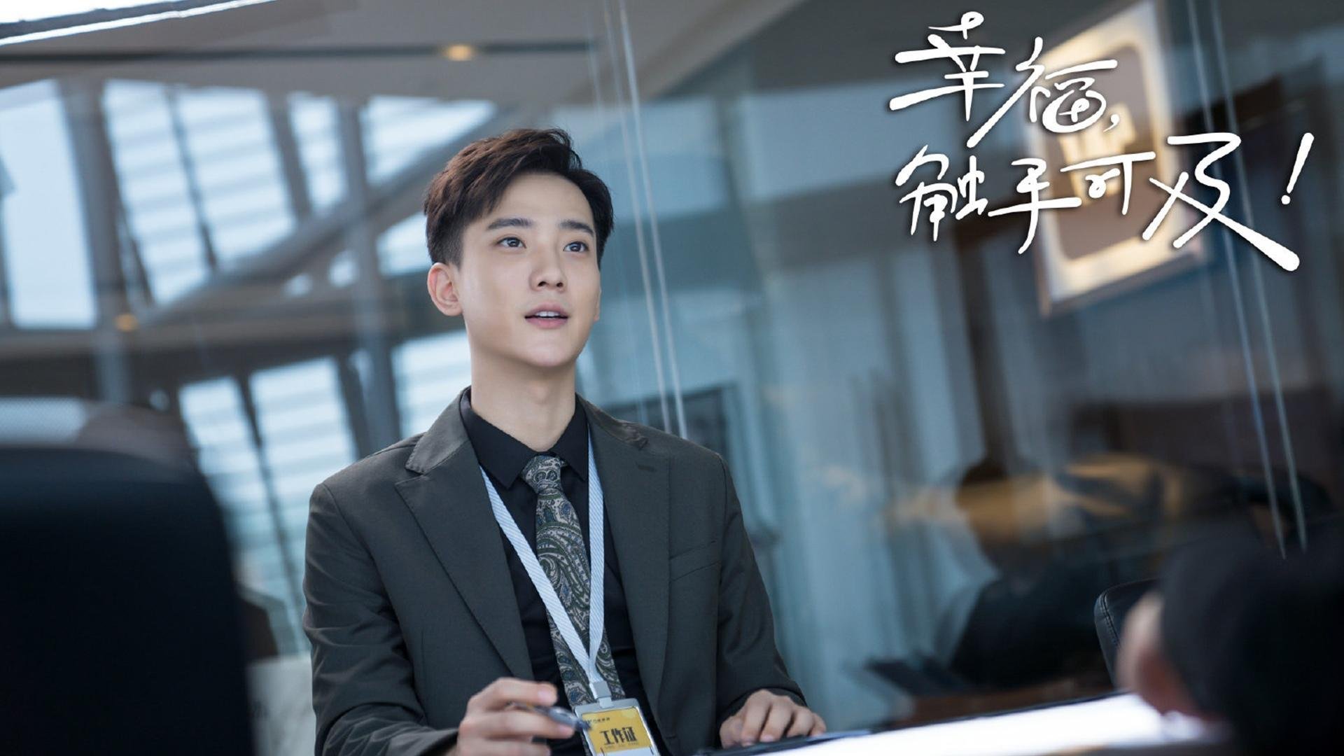 看到你的关键词组合，我脑海中立刻浮现出一幅奇妙的图景—看似毫不相关的两个事件，却因争冠与血拼的核心精神而产生了奇妙的共鸣。这恰恰是体育最迷人的地方，不同的战场，同样的热血